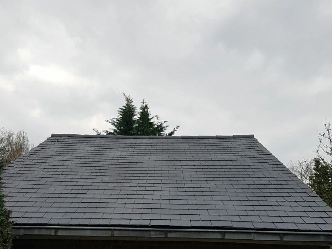 Le même toit de garage propre après démoussage