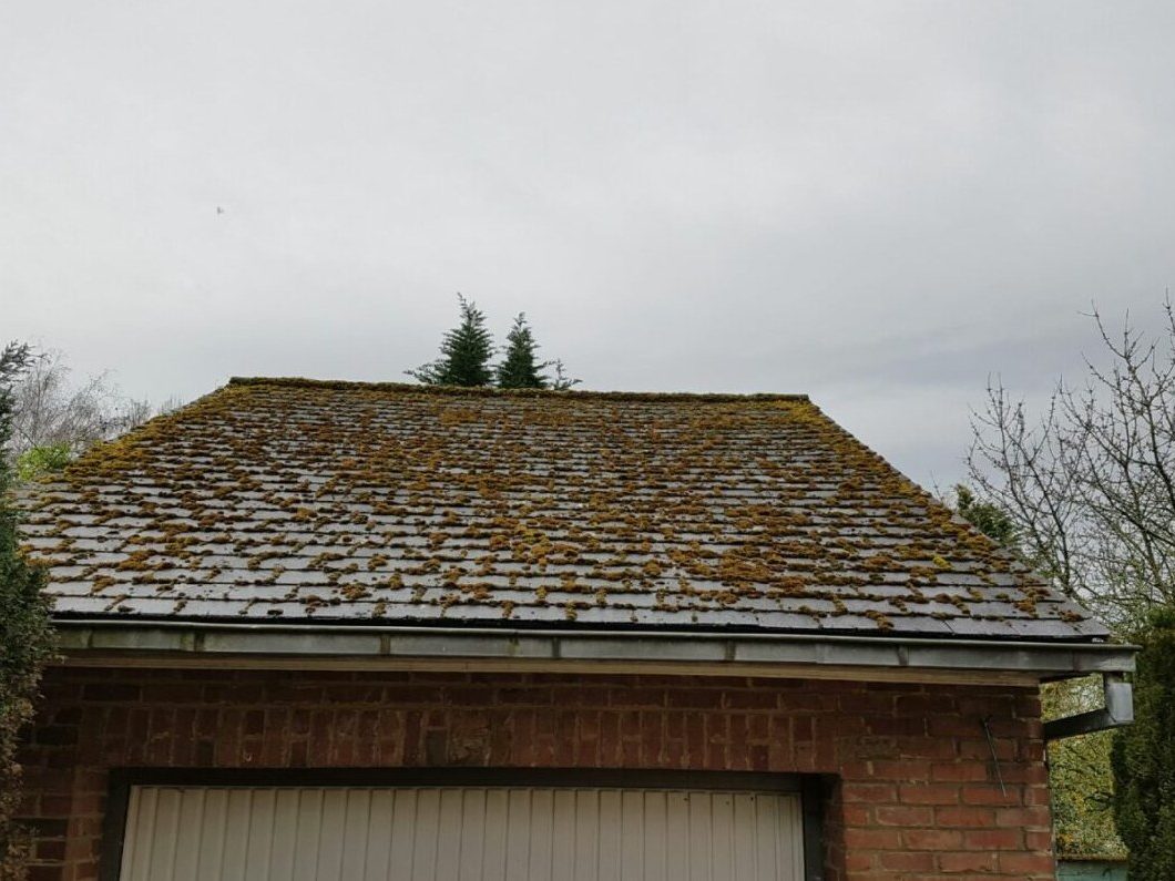 Toit de garage recouvert de mousse épaisse avant traitement