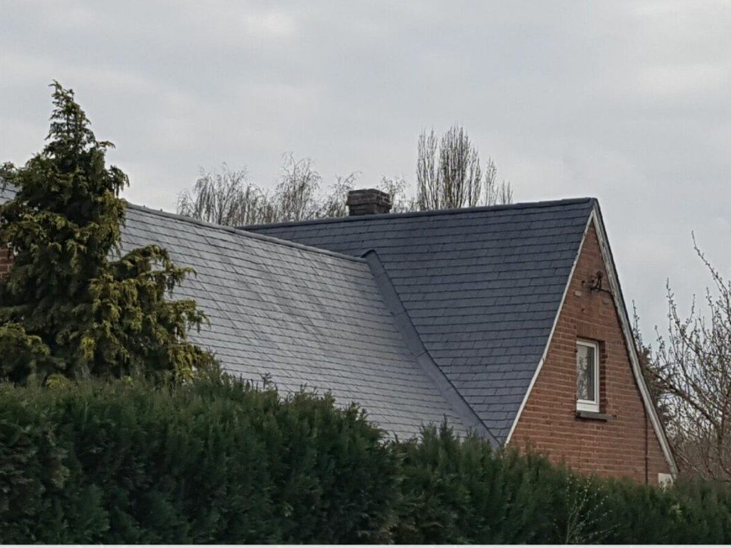 La toiture nettoyée vue depuis le pignon